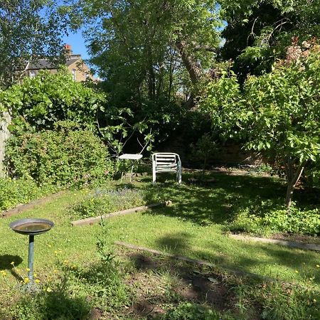 Stunning Ground Floor Garden Apartment - Entire Apartment, Centrally Located, With Free Off Road Parking By Flat & Wiffi, Beautifully Secluded, 3 Mins From All Amenities London Exterior photo