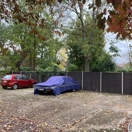 Stunning Ground Floor Garden Apartment - Entire Apartment, Centrally Located, With Free Off Road Parking By Flat & Wiffi, Beautifully Secluded, 3 Mins From All Amenities London Exterior photo