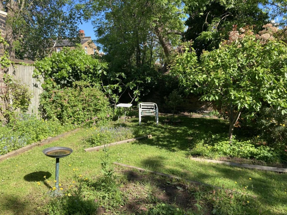 Stunning Ground Floor Garden Apartment - Entire Apartment, Centrally Located, With Free Off Road Parking By Flat & Wiffi, Beautifully Secluded, 3 Mins From All Amenities London Exterior photo