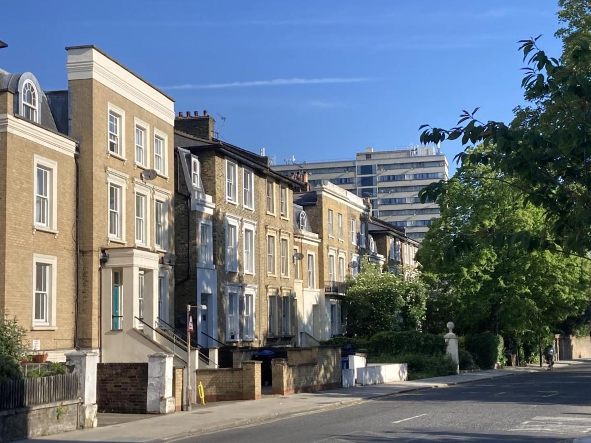 Stunning Ground Floor Garden Apartment - Entire Apartment, Centrally Located, With Free Off Road Parking By Flat & Wiffi, Beautifully Secluded, 3 Mins From All Amenities London Exterior photo