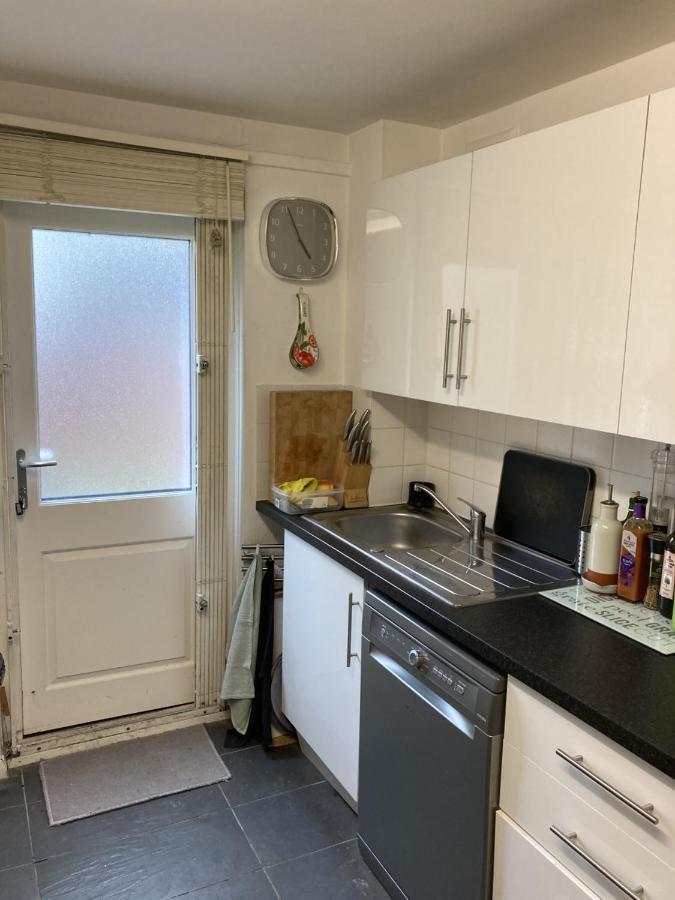 Stunning Ground Floor Garden Apartment - Entire Apartment, Centrally Located, With Free Off Road Parking By Flat & Wiffi, Beautifully Secluded, 3 Mins From All Amenities London Exterior photo