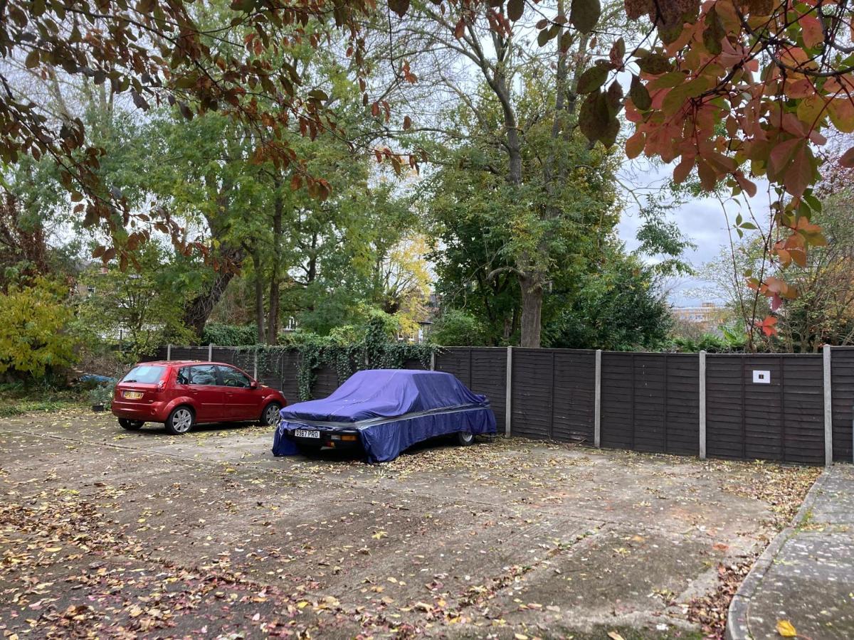 Stunning Ground Floor Garden Apartment - Entire Apartment, Centrally Located, With Free Off Road Parking By Flat & Wiffi, Beautifully Secluded, 3 Mins From All Amenities London Exterior photo